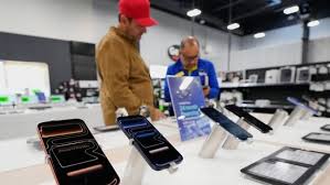 Apple Overtakes Samsung to Top Global Smartphone Market in 2025